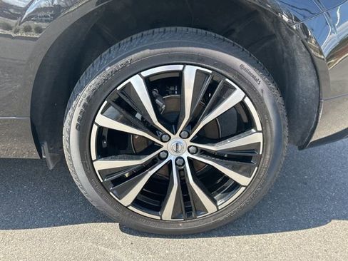 Certified 2025 Volvo XC60 B5 Plus AWD/4WD image 9