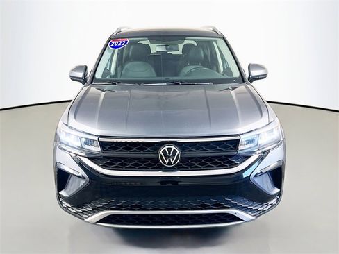 Used 2022 Volkswagen Taos SE image 2