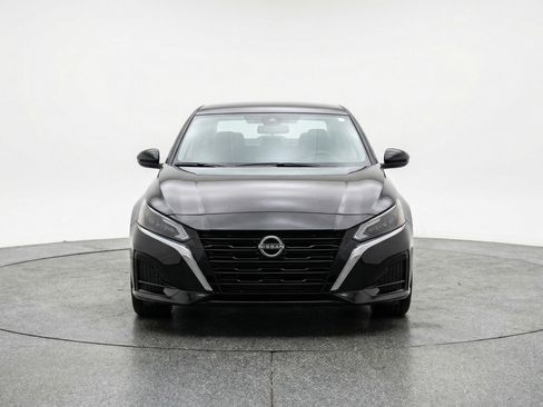 Used 2025 Nissan Altima 2.5 SV image 2