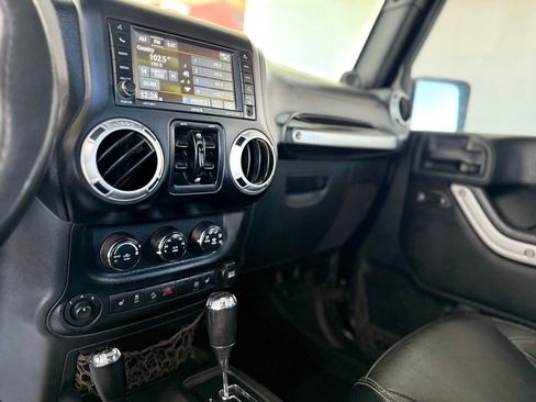 Used 2013 Jeep Wrangler Unlimited Rubicon w/ Connectivity Group AWD/4WD image 30