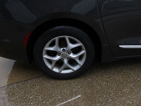 Used 2018 Chrysler Pacifica Touring-L Plus w/ Tire & Wheel Group FWD image 37