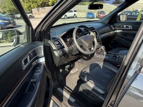 Used 2019 Ford Explorer Limited w/ Class III Trailer Tow Package FWD image 10