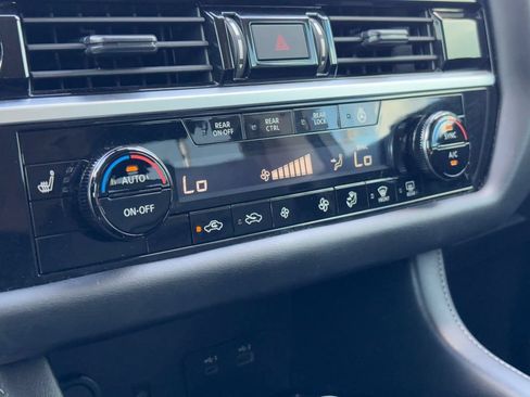 Used 2024 Nissan Pathfinder SL FWD image 19