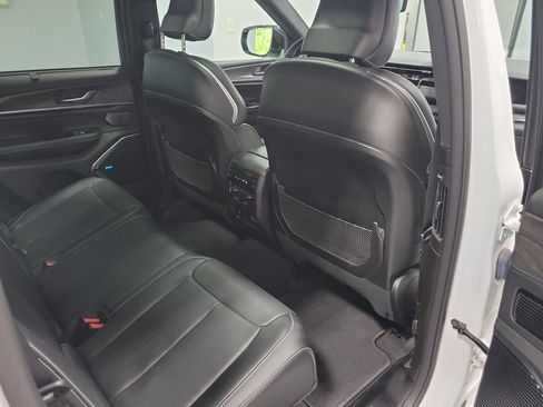 Used 2022 Jeep Grand Cherokee Overland w/ Advanced Protech Group III AWD/4WD image 19