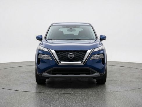 Used 2025 Nissan Rogue SV image 2