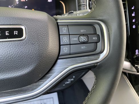 Used 2024 Jeep Wagoneer Series II w/ Flexible Seating Group RWD image 20