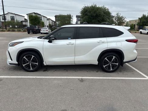 Used 2021 Toyota Highlander XSE image 2
