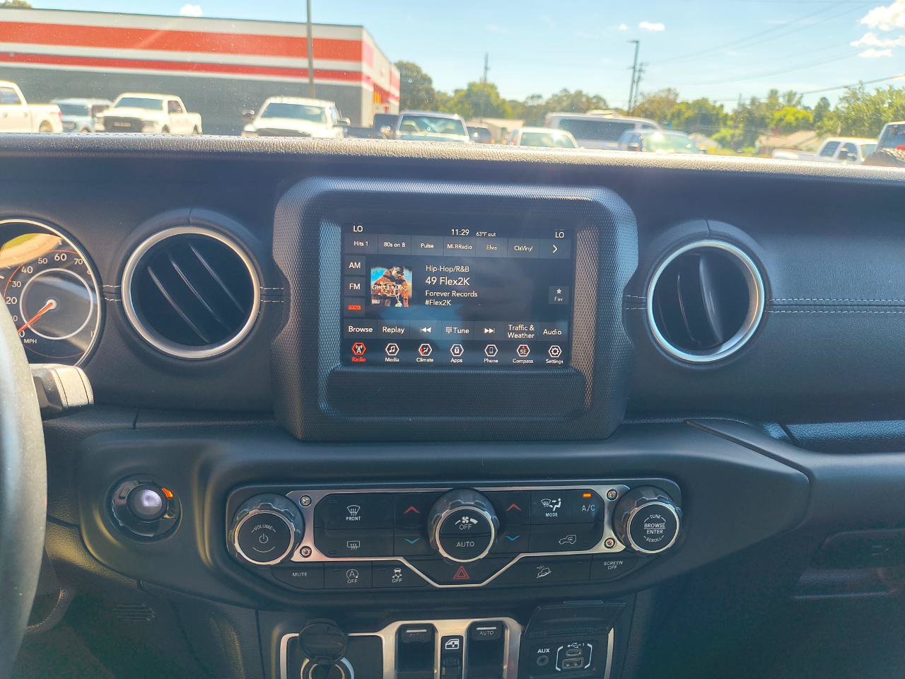 Used 2018 Jeep Wrangler Unlimited Sahara AWD/4WD image 17
