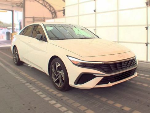 Used 2025 Hyundai Elantra Sport FWD image 4