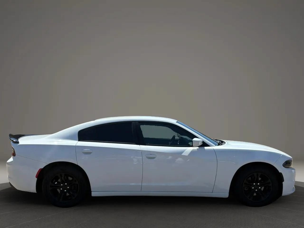 Used 2017 Dodge Charger SE RWD image 5