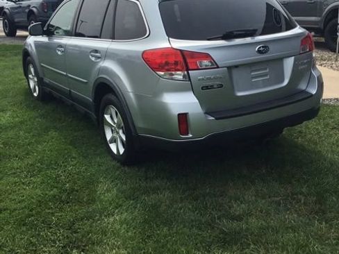 Used 2014 Subaru Outback 2.5i Limited w/ Moonroof Package AWD/4WD image 9