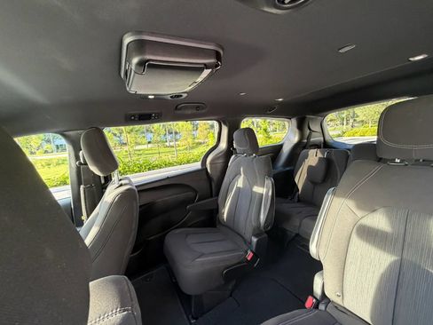 Used 2020 Chrysler Pacifica Touring w/ S Appearance Package FWD image 39