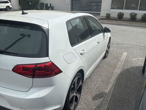 Used 2017 Volkswagen GTI SE image 2