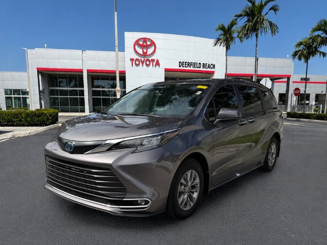 Used 2024 Toyota Sienna XLE w/ XLE Plus Package FWD image 3