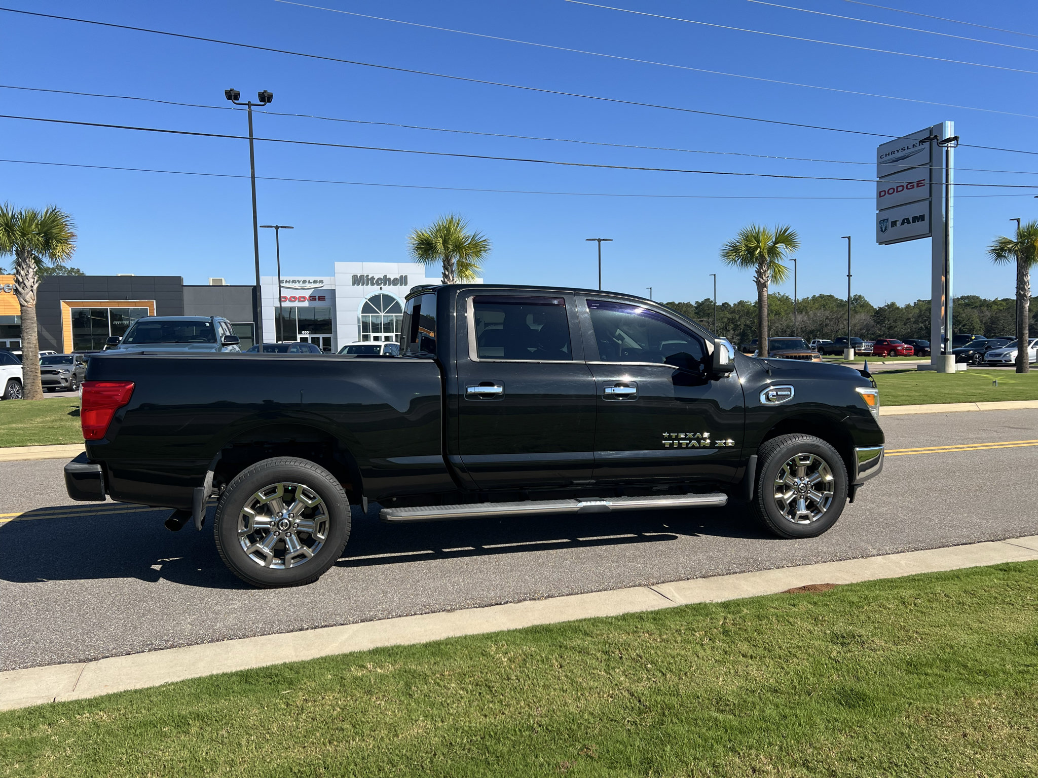 Used 2019 Nissan Titan SL w/ Chrome Package AWD/4WD image 6