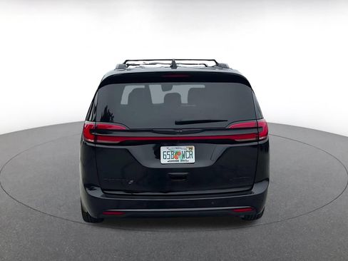 Used 2025 Chrysler Pacifica Limited FWD image 10