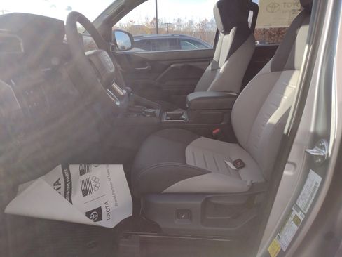 Used 2025 Toyota Tacoma TRD Off-Road image 15