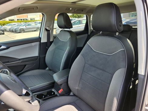 Certified 2023 Volkswagen Taos SE w/ Panoramic Sunroof Package AWD/4WD image 6