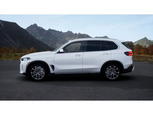 New 2026 BMW X5 xDrive50e image 4