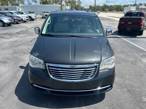 Used 2011 Chrysler Town & Country Touring-L FWD image 5