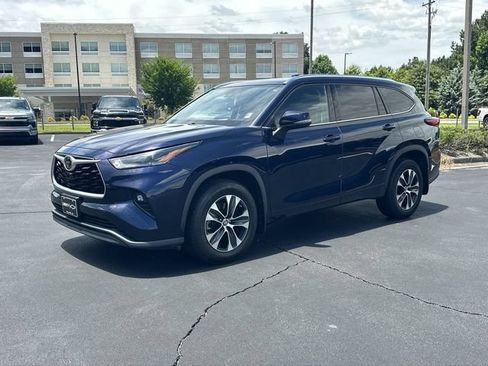 Used 2021 Toyota Highlander XLE AWD/4WD image 2