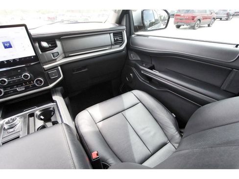 Used 2023 Ford Expedition XLT image 13