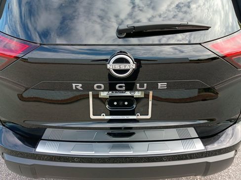 Used 2025 Nissan Rogue SV w/ SV Premium Package FWD image 14