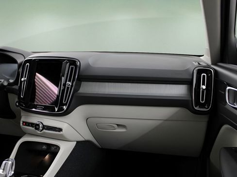 New 2026 Volvo XC40 B5 Ultra w/ Protection Package Premier image 28