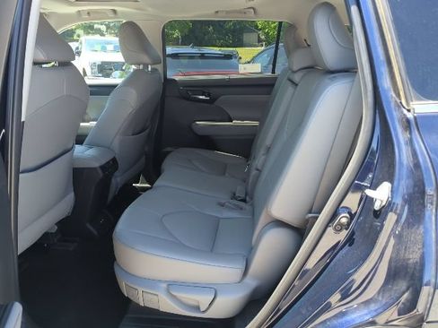 Used 2021 Toyota Highlander XLE FWD image 5