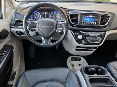Used 2019 Chrysler Pacifica Touring-L image 10
