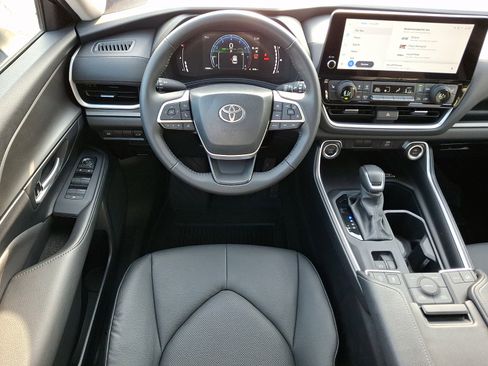 Used 2025 Toyota Grand Highlander AWD image 13