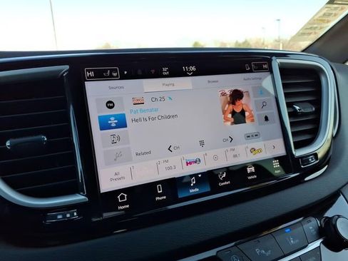 Used 2025 Chrysler Pacifica Select image 20