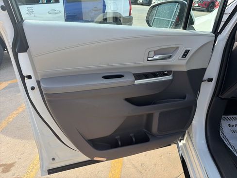 Used 2021 Toyota Sienna Limited image 9