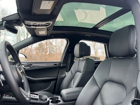 Certified 2025 Porsche Macan image 22