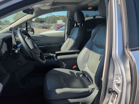 Used 2021 Toyota Sienna Limited image 4