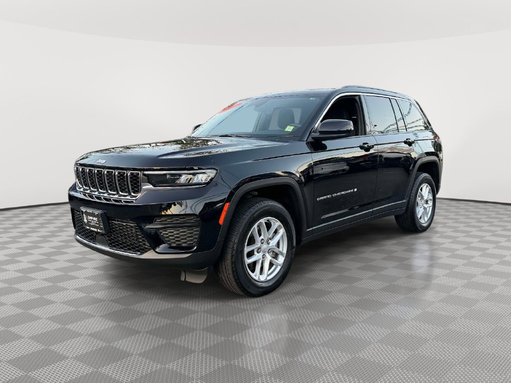 Used 2025 Jeep Grand Cherokee Laredo X AWD/4WD image 3