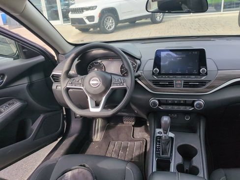 Used 2025 Nissan Altima 2.5 SV FWD image 7