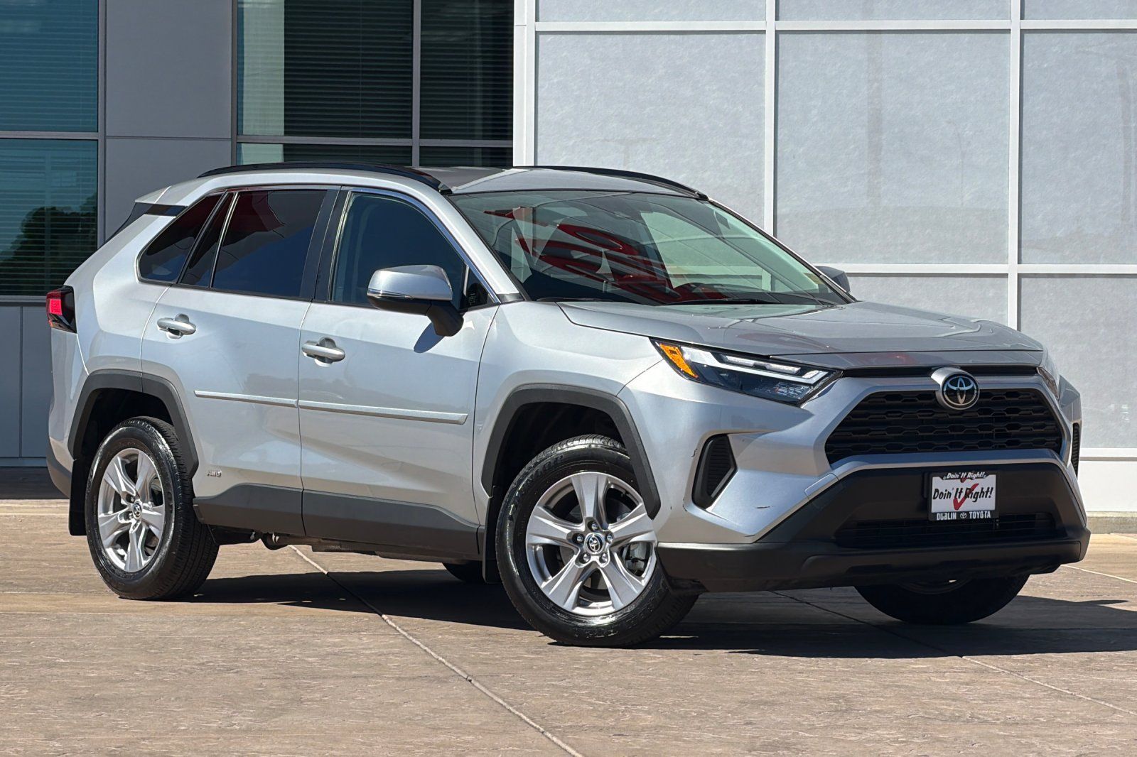 Used 2025 Toyota RAV4 XLE AWD/4WD image 2