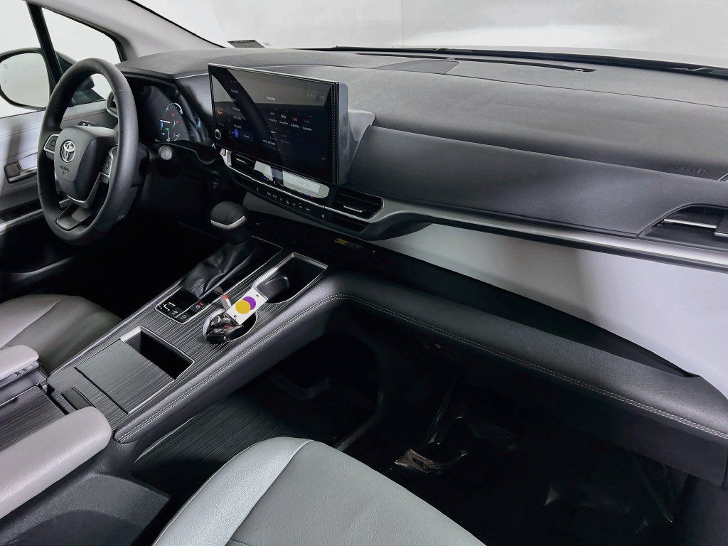 Certified 2026 Toyota Sienna XLE FWD image 27