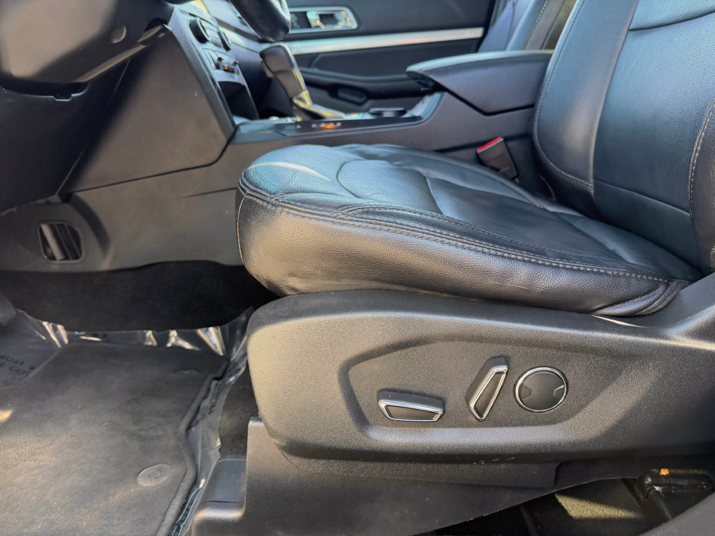 Used 2017 Ford Explorer XLT w/ Equipment Group 202A FWD image 38