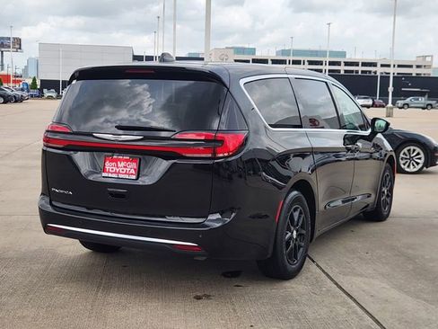 Used 2025 Chrysler Pacifica Select FWD image 7