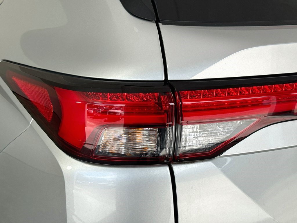 Used 2024 Mitsubishi Outlander SE FWD image 35