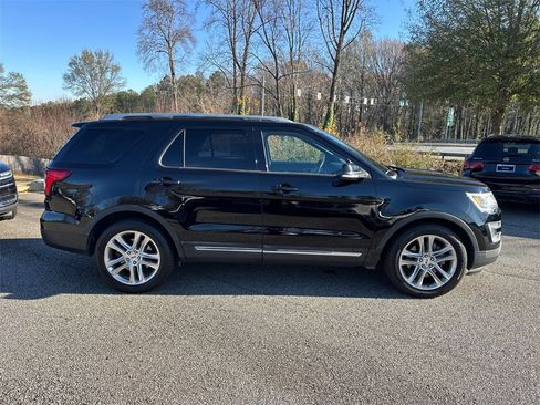 Used 2017 Ford Explorer XLT w/ Equipment Group 202A image 8