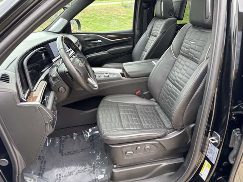 Used 2024 Cadillac Escalade ESV Sport Platinum w/ LPO, ONYX Package AWD/4WD image 6