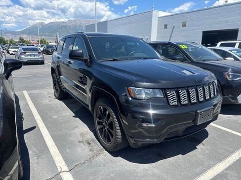 Used 2017 Jeep Grand Cherokee Altitude AWD/4WD image 2