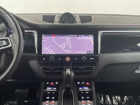 Used 2025 Porsche Macan image 19