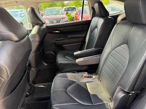 Used 2020 Toyota Highlander XLE FWD image 15