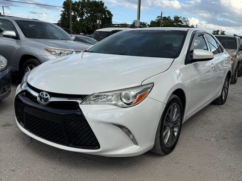 Used 2017 Toyota Camry SE w/ Moonroof Package image 4