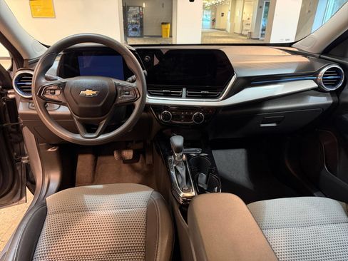 Used 2025 Chevrolet Trax LT FWD image 32