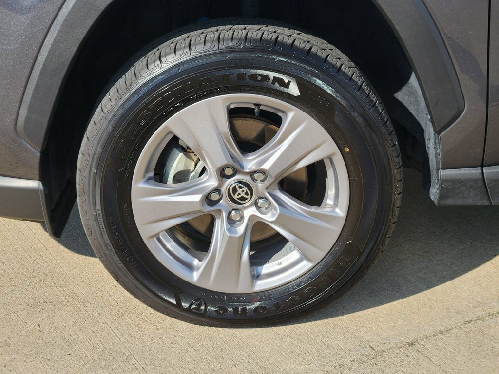 Used 2025 Toyota RAV4 LE AWD/4WD image 10